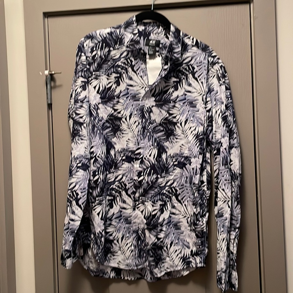 Lightweight 100% cotton regular fit shirt, perfect for spring/summer.